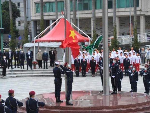 内地奥运健儿访澳代表团参加庆祝澳门回归22周年升旗仪式