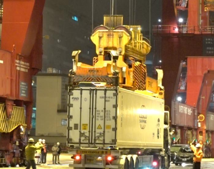 新鲜蔬果已抵港上市！深港这场雨夜跨境接力，如何解香港民生急需？