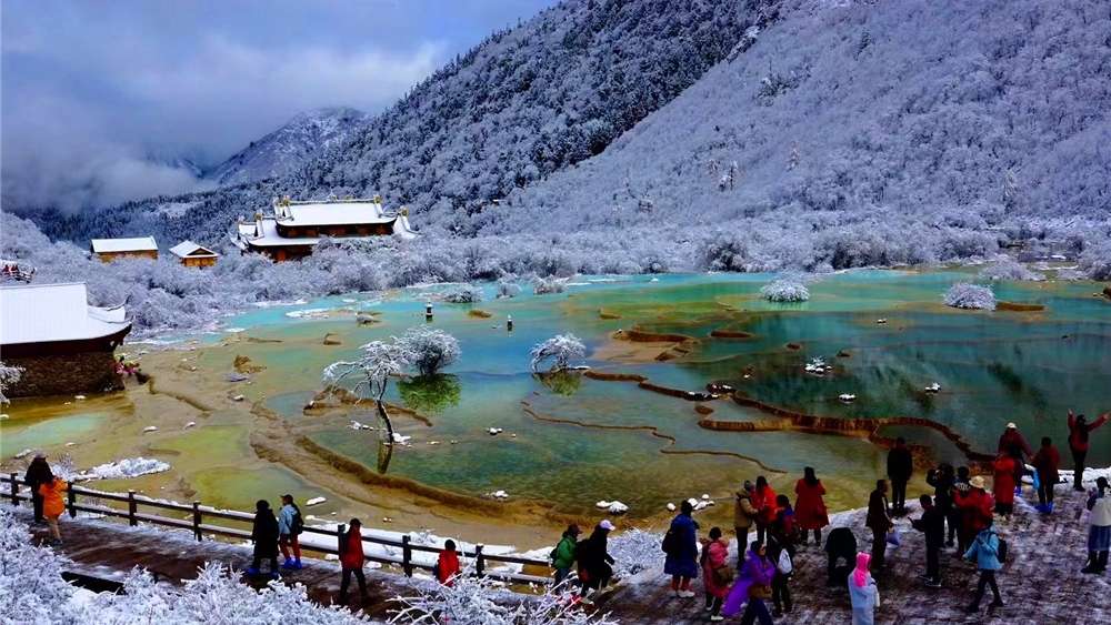 奇观天下 | 雪后黄龙——邂逅高原湿地上的“人间瑶池”