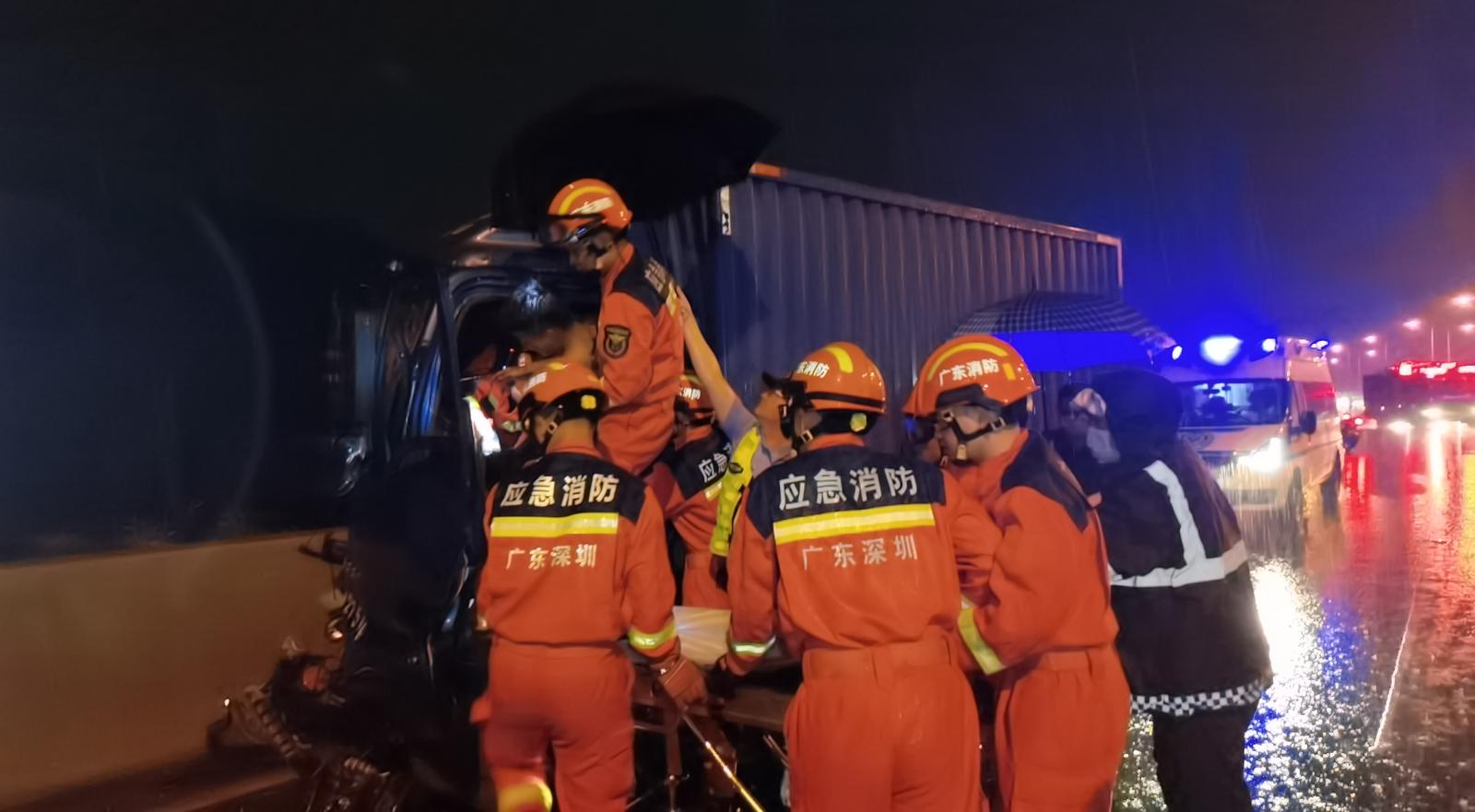 雨天路滑致两车追尾  深圳消防：台风天气行车请注意