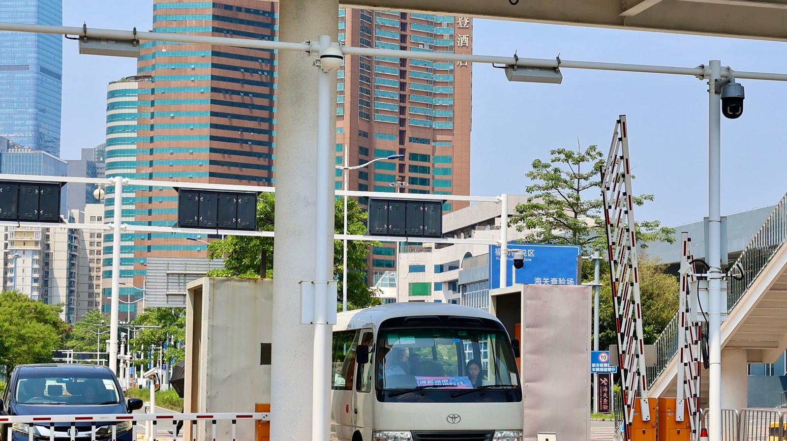 河套科研人员跨境通行更便利 首班深港跨境巴士开往香港