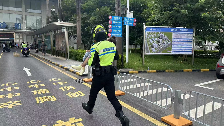 争分夺秒！龙岗铁骑一路“狂飙”护送抽搐女孩就医