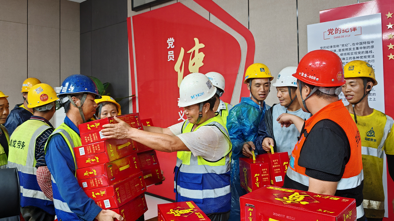 夏日送清凉 关爱建筑工友龙岗在行动